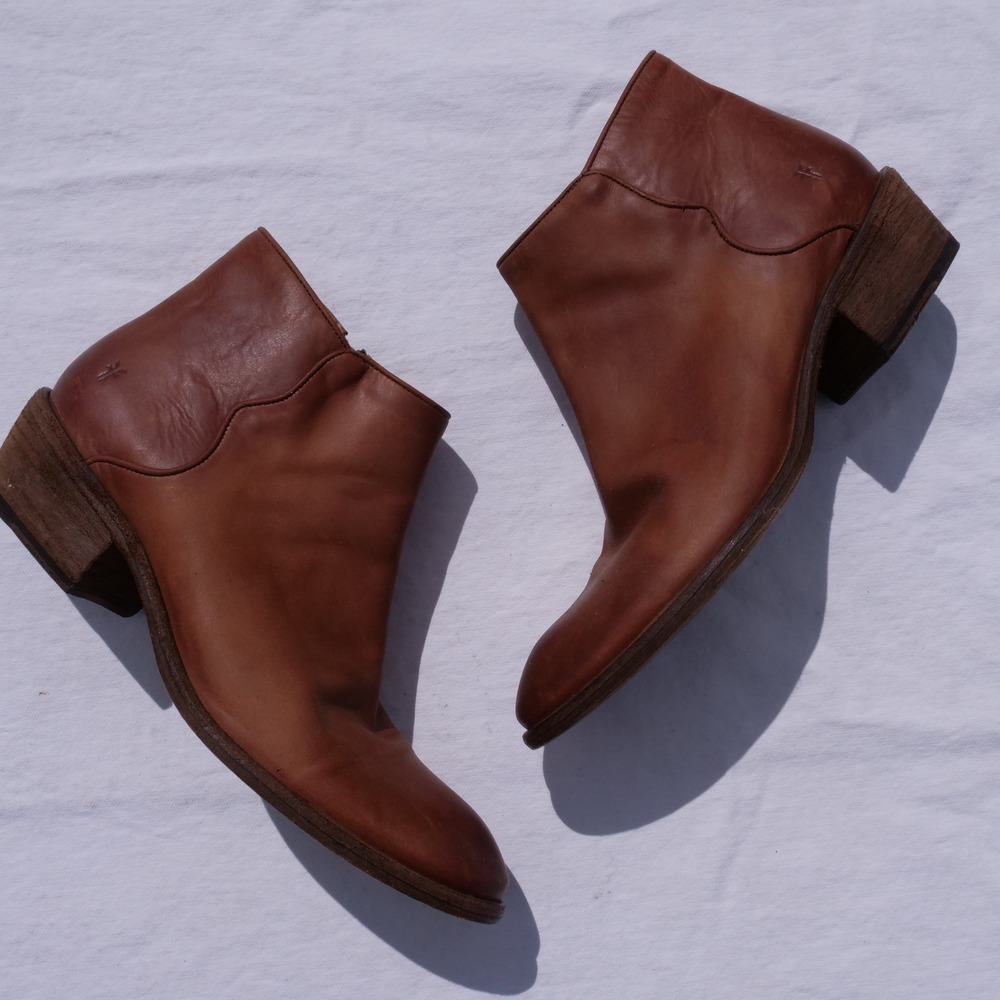 Modern Frye fawn brown leather Caron Piping booties